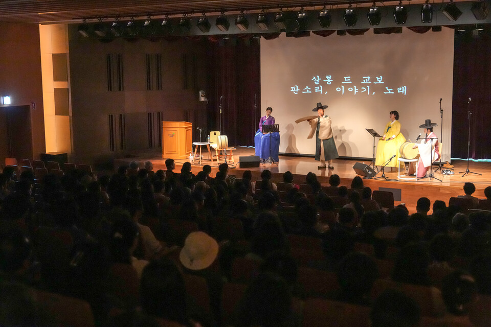 앞서 12일 서울 종로구 교보생명 본사 빌딩 대산홀에서 열린 ‘살롱 드 교보’에서 이날치 밴드가 판소리 강연 콘서트를 선보이고 있다. 사진=교보생명