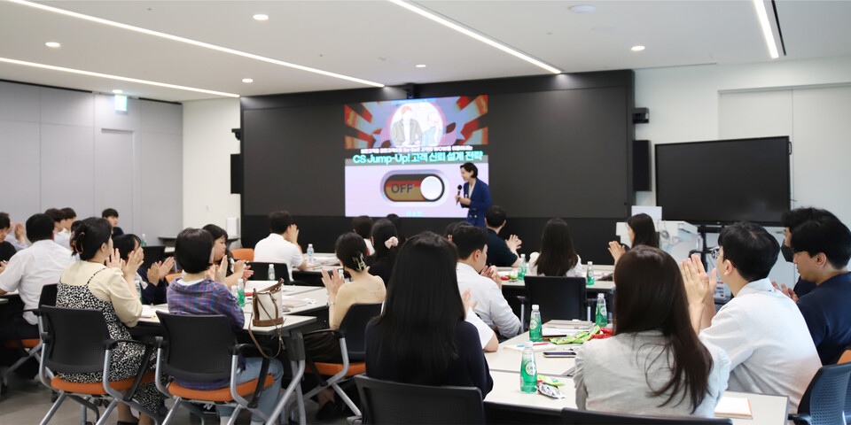 웰컴저축은행 임직원 215명이 지난 18일과 19일 양일간 서울시 용산구에 위치한 웰컴금융타워에선 영업점과 고객센터에서 고객서비스 품질 및 만족도 제고를 위한 고객응대 역량강화 교육에 참여했다. 사진=웰컴저축은행