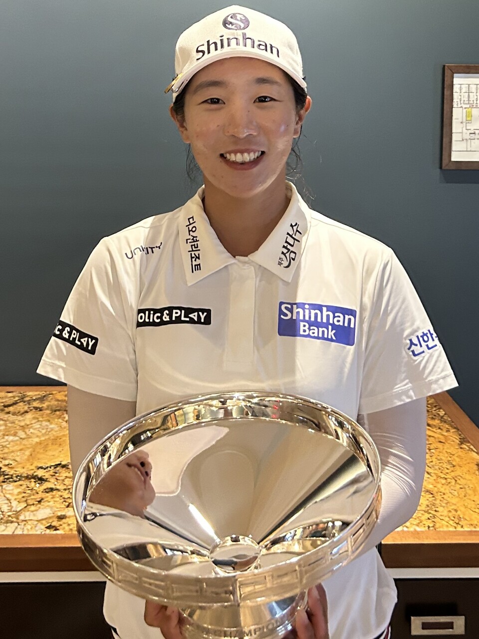 임진희 LPGA 프로가 30일(한국시간) 미국 미시간주 LPGA 투어 다우 챔피언십에서 우승한 뒤 트로피를 들고 기념촬영을 하고 있다. 사진=신한금융지주