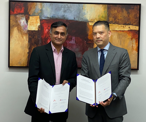 티케이 스리랑(T.K.Srirang) ICICI 증권 CEO(왼쪽), 한정호 SK증권 글로벌사업부 대표가 파트너십을 체결하고 기념 사진을 촬영하고 있다. 사진=SK증권