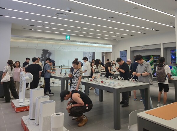 샤오미 스토어 매장 전경.  방문객들이 웨어러블 기기부터 공기청정기 등을 살펴보고 있다. 사진=정유라 기자