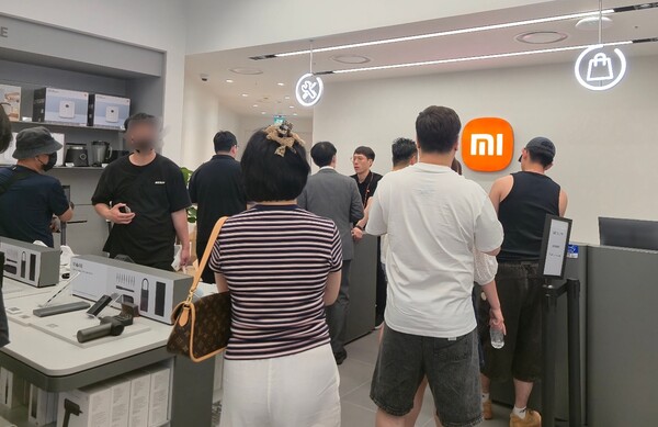 계산대와 A/S센터에 방문객들이 결제와 상담을 위해 대기하고 있다.  사진=정유라 기자