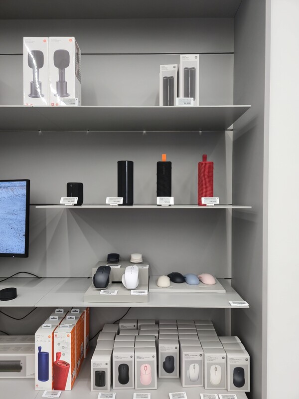 홈캠, 미니 스피커, 마우스 등이 준비된 공간.  사진=정유라 기자