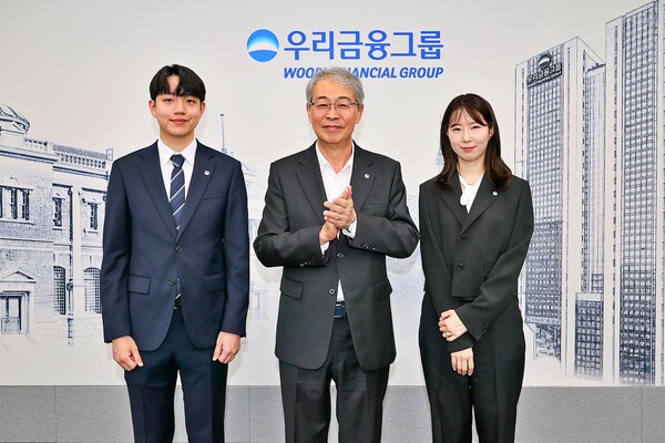 임종룡 우리금융그룹 회장이 본사에서 그룹의 새 가족이 된 동양생명·ABL생명 직원에게 디지털 선도의 의미가 담긴 새로운 그룹 보조휘장을 달아주고 있다. 사진=우리금융그룹