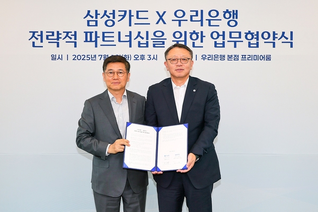 김이태 삼성카드 사장(왼쪽)과 정진완 우리은행장이 1일 오후 서울 우리은행 본점 프리미엄룸에서 업무협약을 맺고 기념사진을 촬영하고 있다. 사진=삼성카드