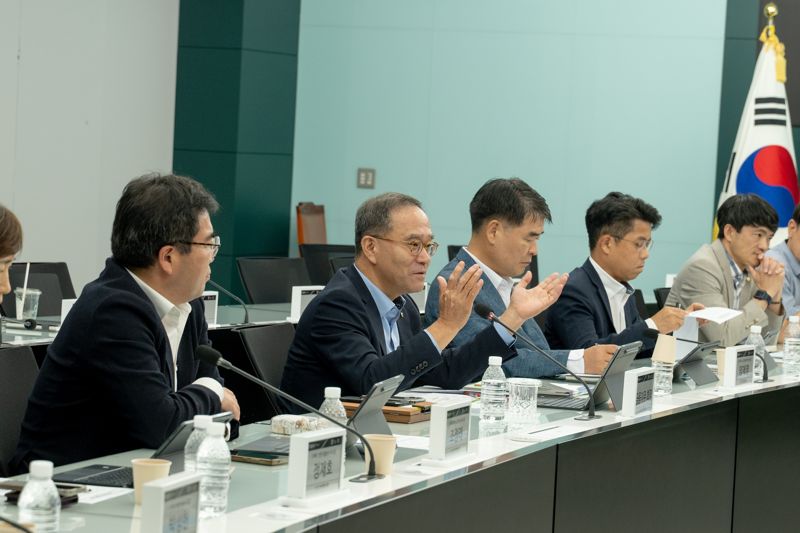 이찬우 NH농협금융지주 회장(왼쪽에서 두 번째)이 제1차 농협금융 ESG전략협의회를 주재하고 있다. 사진=농협금융