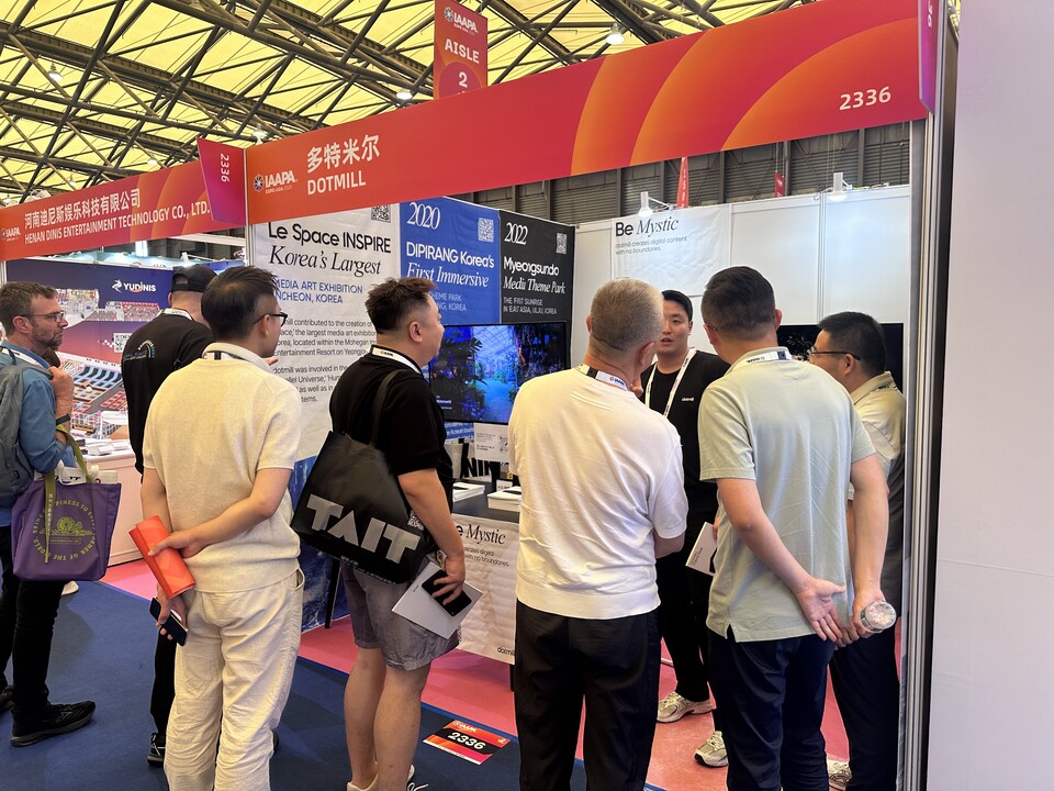 IAAPA Expo Asia 2025 닷밀 부스를 찾은 바이어들에게 설명하고 있다. 사진=닷밀