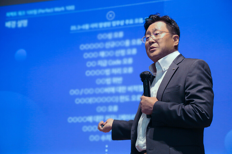 김병철 KDB생명 수석부사장이 앞서 1일 열린 ‘임직원 대상 타운홀 미팅’에서 신규 캠페인 실시 목적과 방향성에 대해 설명하고 있다. 사진=KDB생명