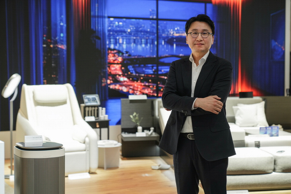 이경수 세라젬 대표가 CES 2025 행사장 내 마련된 전시관에서 제품을 소개하고 있다. 사진=세라젬