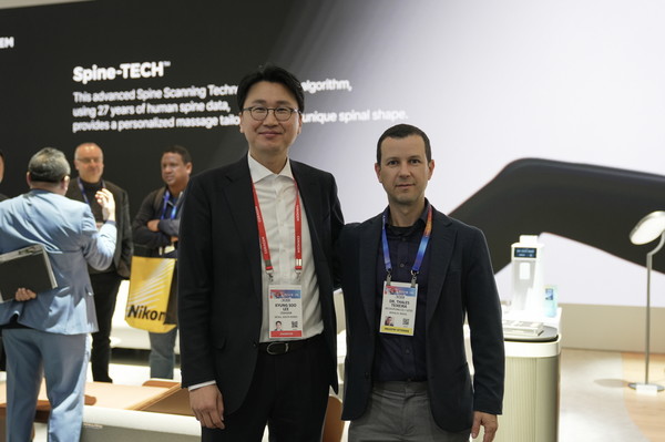 CES 2025 세라젬 전시관에서 이경수 대표(왼쪽)와 테이셰이라 교수가 기념사진을 촬영하고 있다. 사진=세라젬