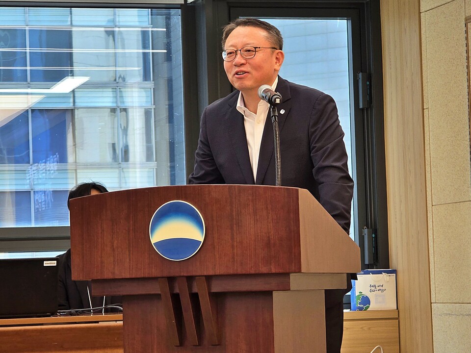 정진완 우리은행장이 10일 서울 중구 본점에서 열린 ‘포용적 금융 플랫폼’ 기자설명회에서 중소기업·소상공인 지원 방안을 소개하고 있다. 사진=우리은행