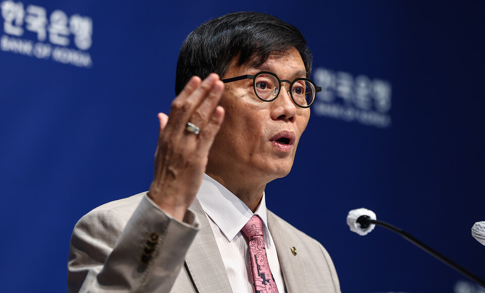 이창용 한국은행 총재가 10일 서울 중구 한국은행에서 열린 금융통화위원회 금리 결정에 대한 기자간담회에서 취재진 질문에 답하고 있다. 사진=연합뉴스