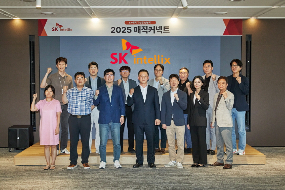 지난 10일, 김완성 SK인텔릭스 대표와 주요 경영진이 사명 변경에 대한 구성원 설명회를 갖고 기념 촬영을 하고 있다. 사진 좌로부터 네번째 김완성 SK인텔릭스 대표. 사진=SK인텔릭스