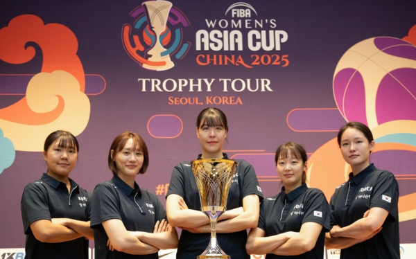 여자농구 대표팀인 박지현(왼쪽부터), 강이슬, 박지수, 신지현, 최이샘이 12일 충북 진천국가대표선수촌에서 열린 아시아컵 미디어데이에서 포즈를 취하고 있다.(사진=대한민국농구협회 제공)