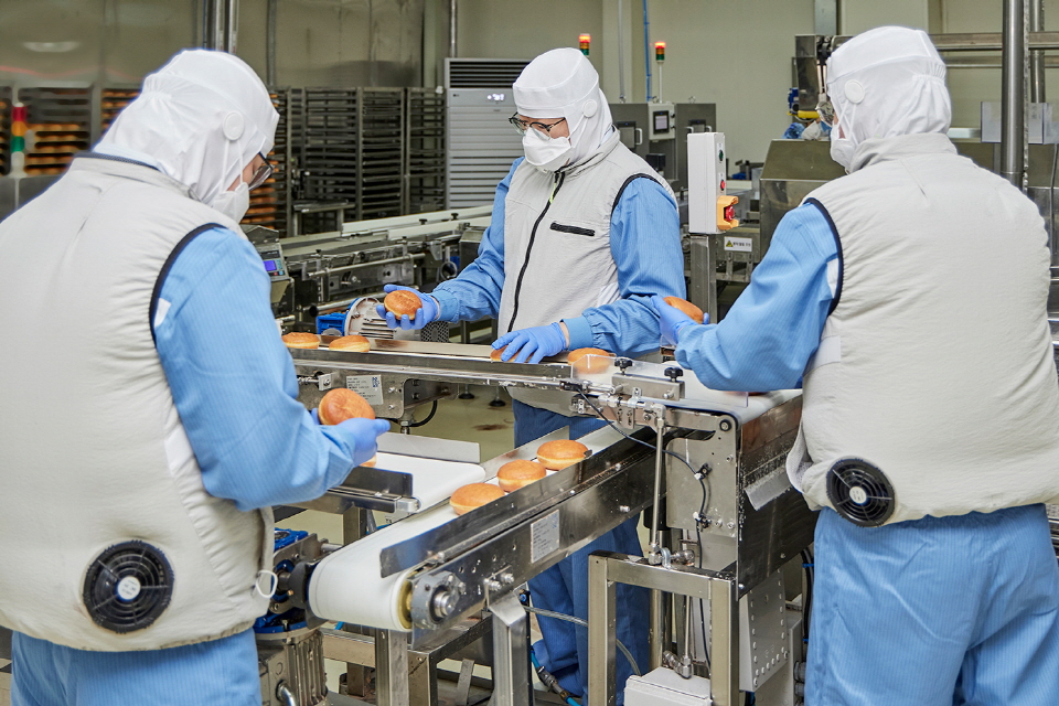 SPC그룹이 폭염으로 인한 온열 질환 예방을 위해 계열사 사업장을 대상으로 다양한 방안을 마련해 근로자 안전보건 관리에 만전을 기하고 있다. 사진=SPC그룹