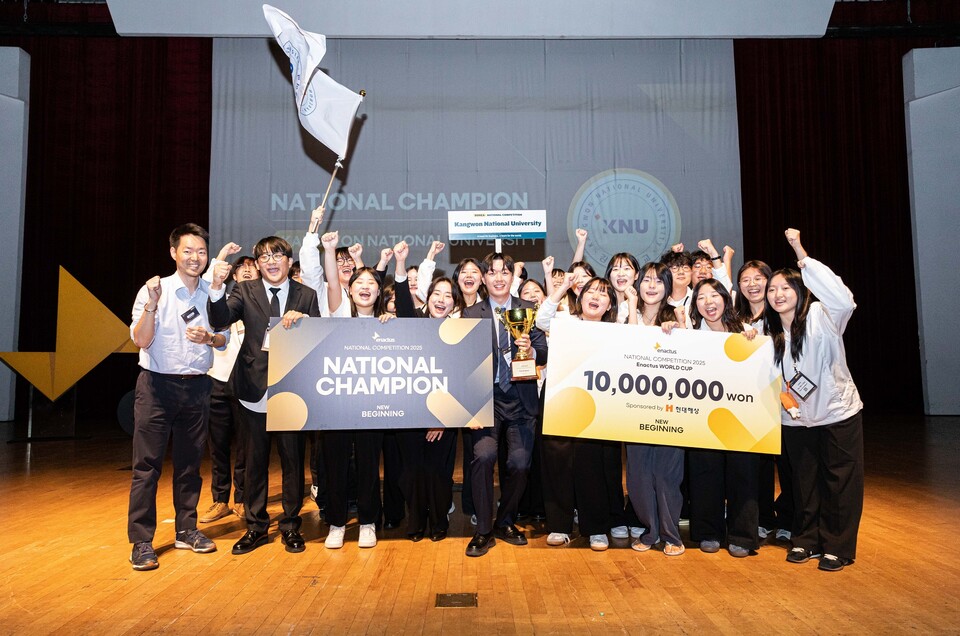 정경선 현대해상 CSO 전무(왼쪽)와 이날 대회에서 우승을 차지한 강원대학교 인액터스팀이 서울 건국대 새천년관에서 인액터스코리아 국내 대회를 마친 뒤 기념촬영을 하고 있다. 사진=현대해상