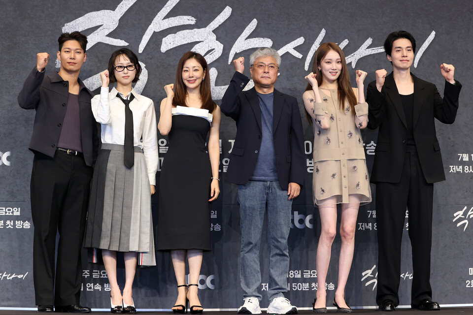 14일 오후 서울 구로구 더링크서울 트리뷰트포트폴리오호텔에서 열린 JTBC ‘착한 사나이’ 제작발표회에서 감독과 배우들이 포즈를 취하고 있다. 왼쪽부터 배우 박훈·류혜영·오나라, 송해성 감독, 배우 이성경·이동욱. (2025.7.14) 사진=연합뉴스