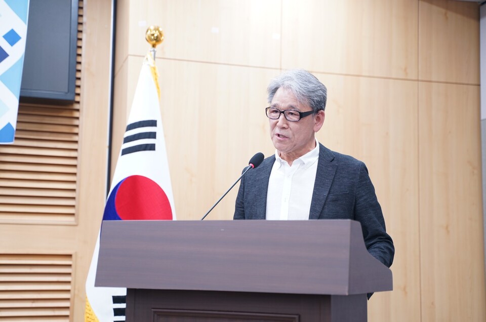 한병인 파이낸셜투데이 대표이사가 16일 오후 서울 영등포구 국회의사당 국회의원회관 제2세미나실에서 파이낸셜투데이 및 더불어민주당 안도걸 의원실, 민생경제연구소와 공동 주최로 열린 ‘2025 파이낸셜투데이 인사이트 포럼’에서 개회사를 하고 있다. 이번 포럼은 새롭게 출범한 이재명 정부의 경제 정책 방향을 살펴보고, 당면한 한국 경제의 위기에 대한 해법을 모색하기 위해 마련됐다. 사진=최형주 기자