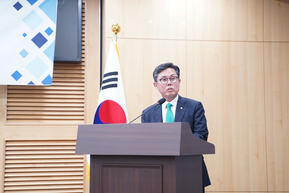 안도걸 더불어민주당 의원이 16일 오후 서울 영등포구 국회의사당 국회의원회관 제2세미나실에서 파이낸셜투데이 및 더불어민주당 안도걸 의원실, 민생경제연구소와 공동 주최로 열린 ‘2025 파이낸셜투데이 인사이트 포럼’에서 축사를 하고 있다. 이번 포럼은 새롭게 출범한 이재명 정부의 경제 정책 방향을 살펴보고, 당면한 한국 경제의 위기에 대한 해법을 모색하기 위해 마련됐다. 사진=최형주 기자