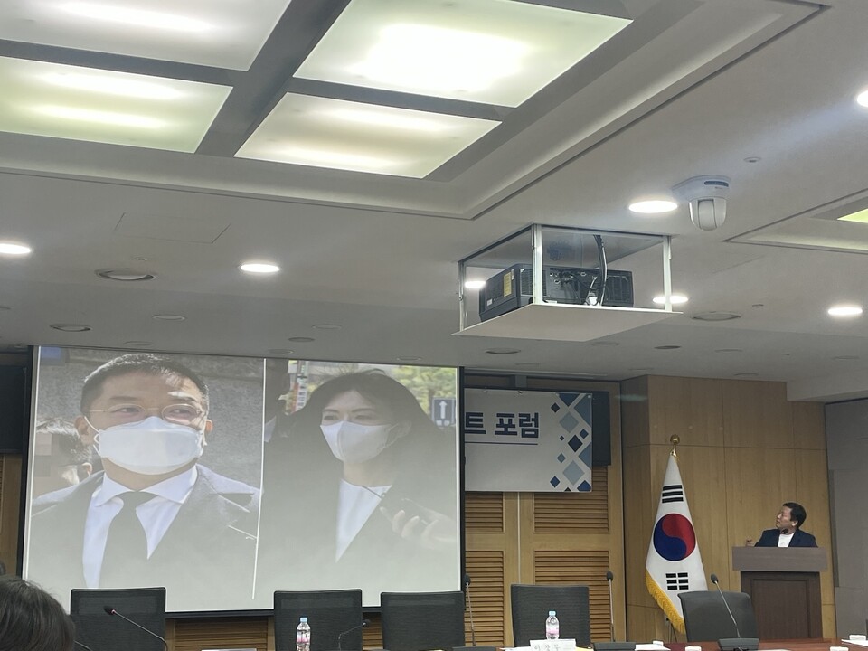 안진걸 민생경제연구소장이 16일 오후 서울 여의도 국회 의원회관에서 열린 2025 파이낸셜투데이 인사이트 포럼에서 특별 강연에 나서 발언하던 중 구연경 LG복지재단 대표이사와 그의 남편 윤관 블루런벤처스 대표를 주식 미공개 정보 이용의 예로 언급하고 있다. 사진=한경석 기자