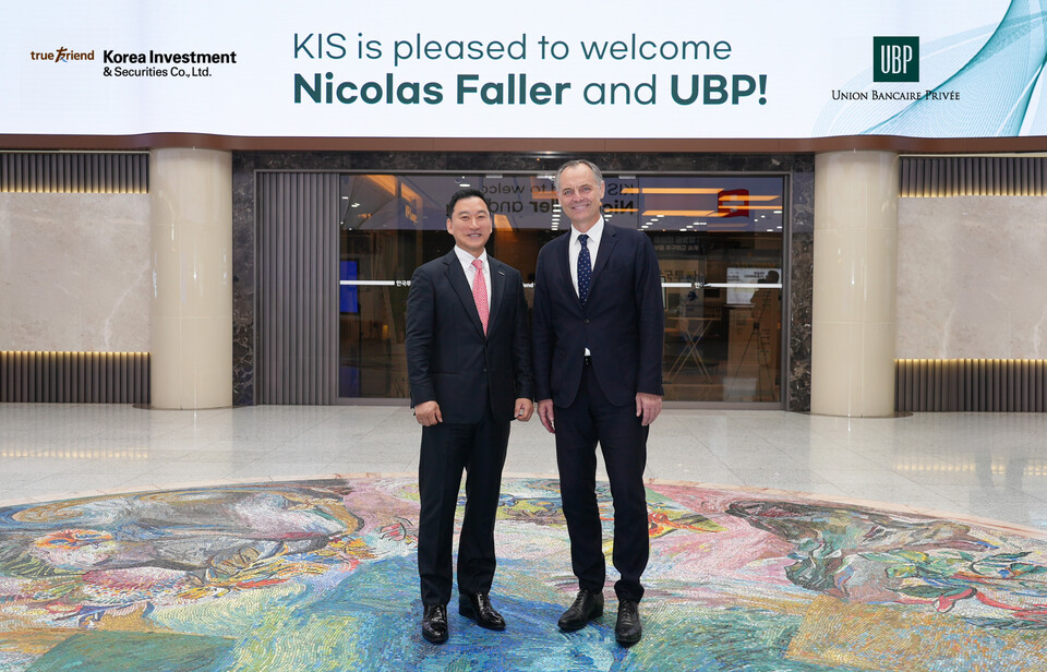 김성환 한국투자증권 사장(왼쪽)과 니콜라스 팔라 UBP 글로벌 자산운용 대표가 전략적 협업 방안 논의를 마치고 기념 사진을 찍고 있다. 사진=한국투자증권