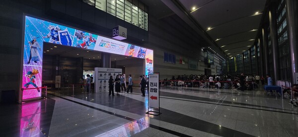 20시간이 넘게 행사 개막을 기다리는 관람객들.  사진=최형주 기자