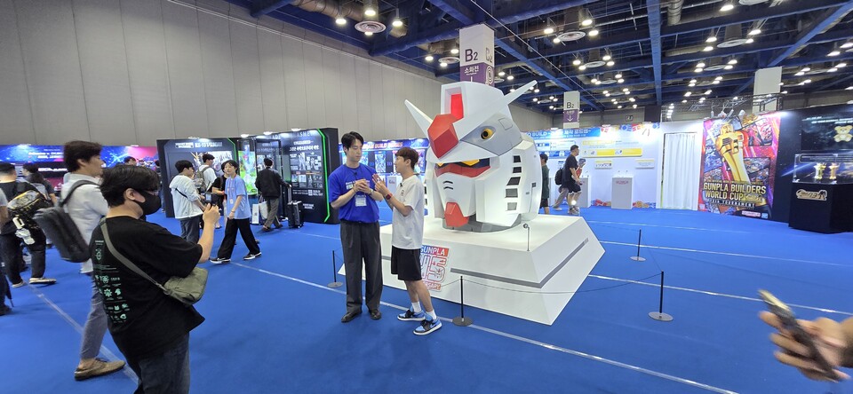 행사장 입구에서 만날 수 있는 대형 건담 헤드. 사진=최형주 기자