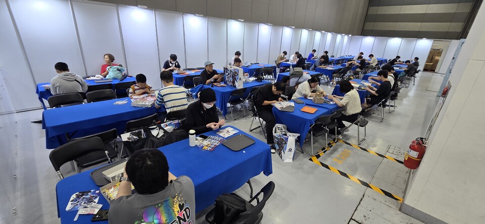 건프라 조립 체험이 진행되고 있다. 사진=최형주 기자