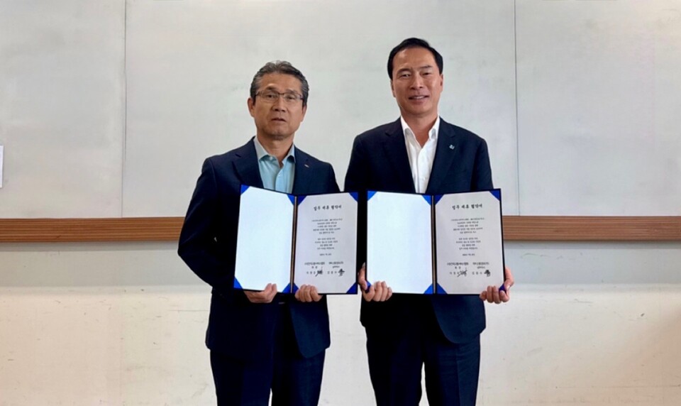 이원장 전국고용서비스협회장(왼쪽)과 김응수 IBK신용정보 대외사업본부 상무가 22일 업무 협약을 맺고 기념 사진을 촬영하고 있다. 사진=IBK신용정보