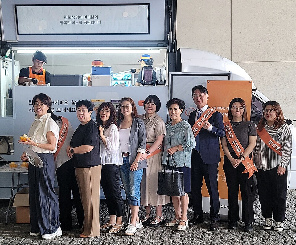 이재선 한화생명금융서비스 남수원지역단장(왼쪽에서 일곱번째)이 23일 오전 한화생명 ‘H카페-Summer’ 이벤트를 통해 FP들과 간식을 나눈 뒤 기념촬영을 하고 있다. 사진=한화생명