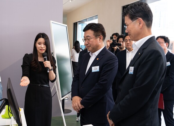 윤호중 행정안전부장관(왼쪽에서 두번째)와 강태영 농협은행장(왼쪽에서 세번째)이 23일 서울 성동구 앤더슨씨에서 개최된 모바일신분증 민간개방 오픈 행사에 참석해 농협은행 부스에서 모바일신분증 혁신 서비스를 시연하고 있다. 사진=NH농협은행