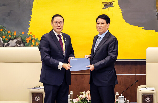 조현상 HS효성 부회장(왼쪽)이 지난 15일 베트남 하이퐁에서 르엉 끄엉 베트남 국가주석을 만나 APEC 공식 초청장을 전달했다. 사진=HS효성