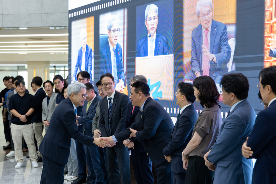 윤희성 한국수출입은행장이 서울 여의도 본점 로비에서 이임식 후 직원들과 인사를 나누고 있다. 사진=한국수출입은행