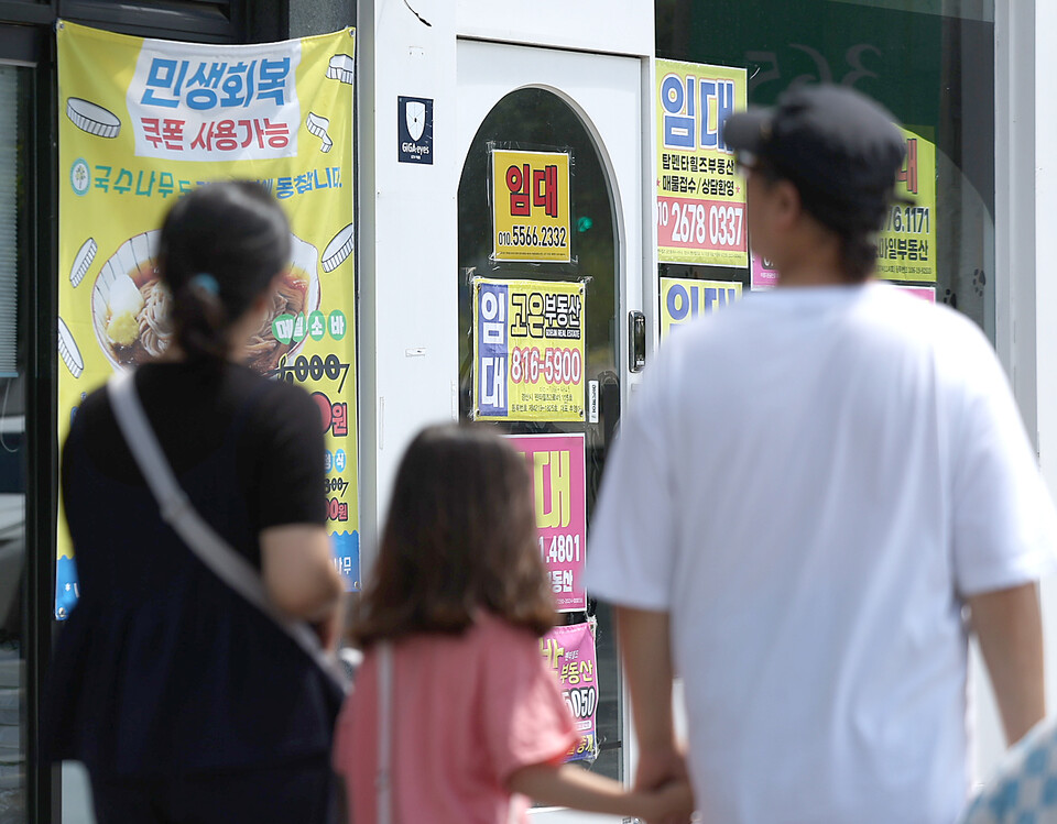 민생회복 소비쿠폰 지급 후 첫 주말인 27일 경북 경산시 한 상가에 민생회복 쿠폰 사용처라는 안내 현수막이 붙어 있는 가운데 옆 상가는 폐점한 채 임대 안내문이 붙어있다. 사진=연합뉴스