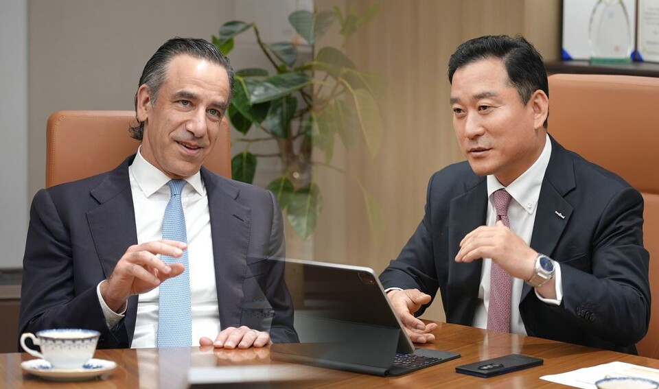 저스틴 뮤지니치 뮤지니치앤코(Muzinich & Co) 사장(왼쪽)과 김성환 한국투자증권 사장이 29일 서울 여의도 한국투자증권 본사에서 글로벌 투자 다변화 및 경쟁력 강화를 위한 협업을 논의하고 있다. 사진=한국투자증권