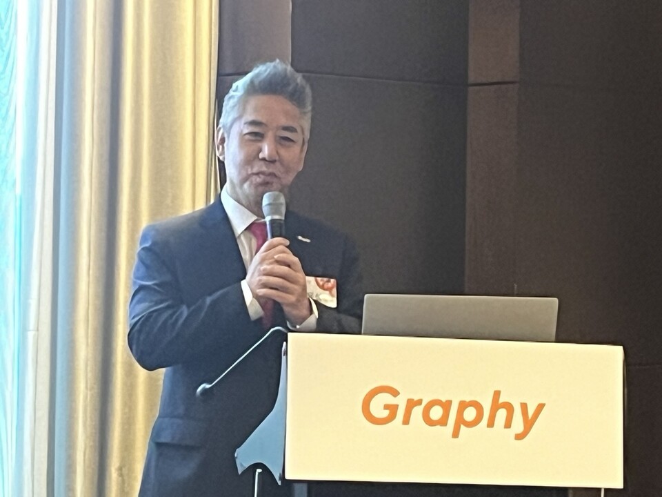 심운섭 그래피 대표이사가 30일 오후 서울 여의도 콘래드 호텔에서 열린 기업설명회에서 치과 교정 시장의 변화에 대해 설명하고 있다. 사진=한경석 기자