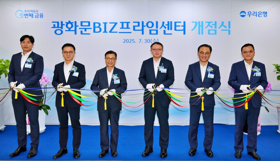 (왼쪽부터)이존우 알스퀘어 대표,  윤건수 DSC인베스트먼트 대표, 정계성 김앤장법률사무소 대표변호사, 정진완 은행장, 배연수 기업그룹장, 정인재 센터장이 30일 ‘광화문 BIZ프라임센터’ 개점식에 참석해 기념사진을 촬영하고 있다. 사진=우리은행