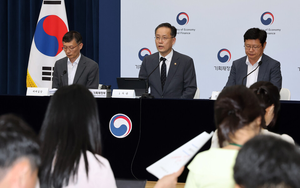 이형일 기획재정부 1차관이 지난 29일 정부세종청사 민원동 브리핑실에서 2025 세제 개편안 상세 브리핑을 하고 있다. 오른쪽부터 조만희 조세총괄정책관, 이 차관, 박금철 세제실장. 사진=연합뉴스