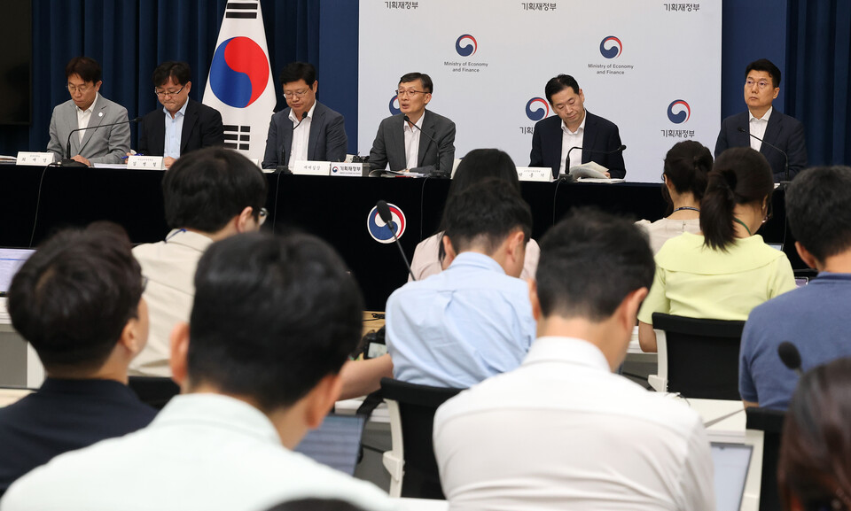 기획재정부 박금철 세제실장(오른쪽 세 번째)이 지난 29일 정부세종청사 민원동 브리핑실에서 2025 세제 개편안 상세 브리핑을 하고 있다. 사진=연합뉴스