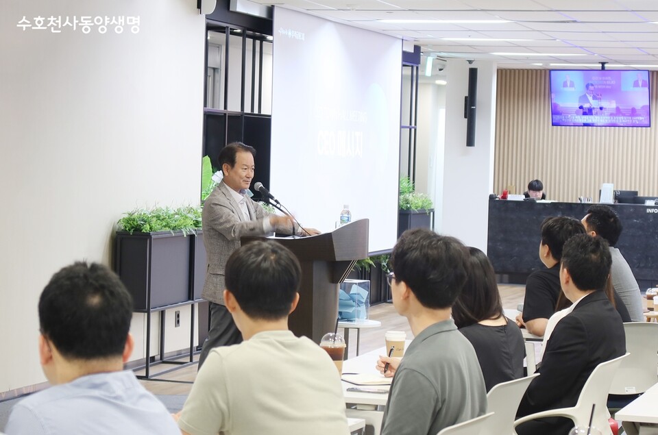 성대규 동양생명 대표이사가 1일 오전, 서울 종로구 그랑서울 본사에서 열린 타운홀 미팅에서 임직원들과 소통하고 있다. 사진=동양생명