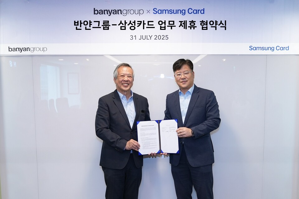 Bobby Ong 반얀트리 아태 세일즈 부문장(왼쪽)과 김대순 삼성카드 마케팅본부장이 지난달 31일 업무 제휴를 맺고 기념 사진을 촬영하고 있다. 사진=삼성카드