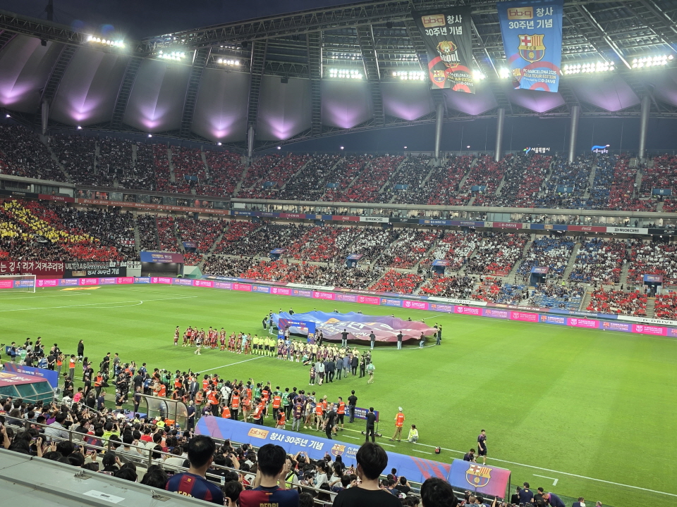 BBQ의 운영사인 제너시스BBQ는 창사 30주년을 맞아 지난달 31일 서울 마포구 상암동에 위치한 서울월드컵경기장에서 열린 ‘2025 FC바르셀로나 아시아투어–FC서울 친선경기’의 메인스폰서로 나섰다. 사진=제너시스BBQ