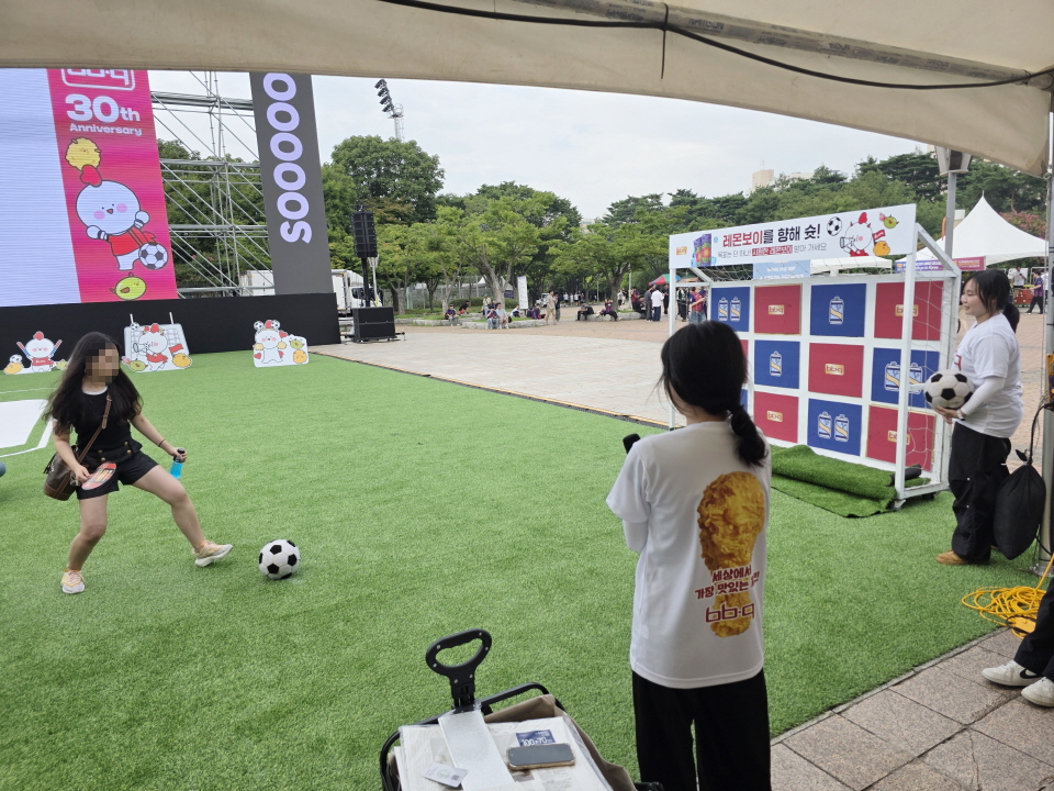 BBQ는 경기장 북측 광장에는 BBQ의 자체 음료 ‘레몬보이’의 증정 이벤트를 마련했다. 사진=신용수 기자