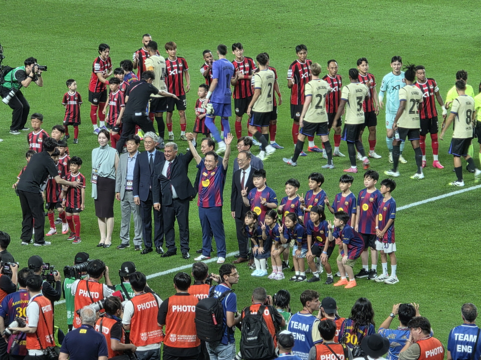경기가 시작하기 전 윤홍근 제너시스BBQ 회장이 시축자로 나섰다. 윤홍근 회장이 사진 중앙에서 손을 번쩍 들어보이고 있다. 사진=신용수 기자