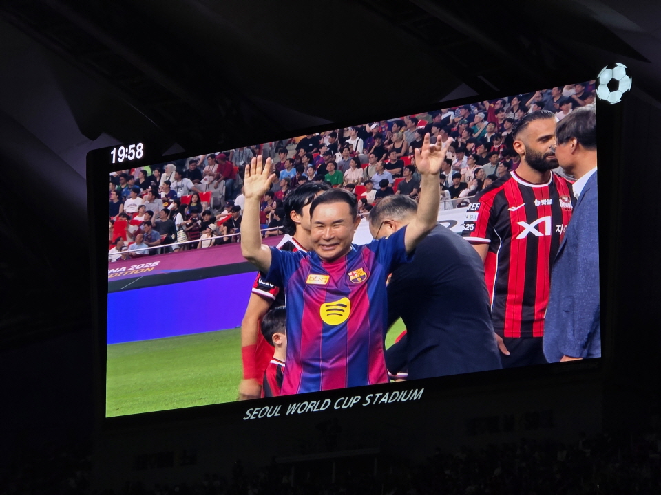 윤홍근 제너시스BBQ 회장이 참관객들에게 인사하고 있다. 사진=신용수 기자