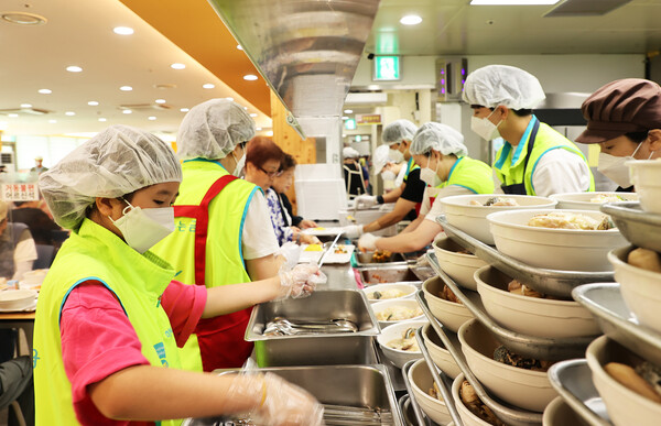 하나금융그룹 임직원과 임직원 가족들이 지난 2일 서울 은평구에 위치한 서울시립은평노인종합복지관에서 어르신들을 위한 보양식 나눔 봉사활동을 진행하고 있다. 사진=하나금융그룹