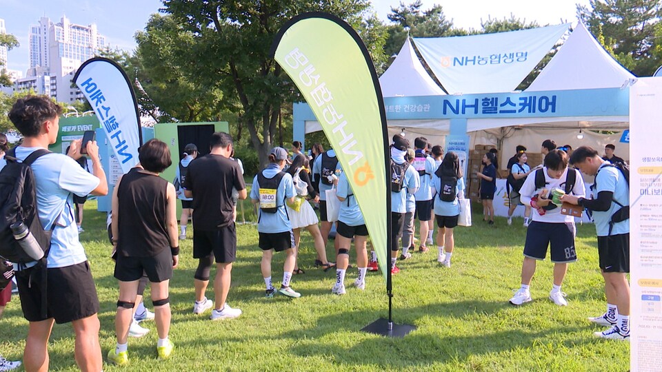 NH농협생명은 2일 서울 여의도에서 열린 ‘2025 한강나이트워크 42K’에 참여해 ‘우리 쌀 가공식품’과 ‘NH헬스케어’ 플랫폼을 홍보하는 체험 부스를 운영했다. 사진=NH농협생명