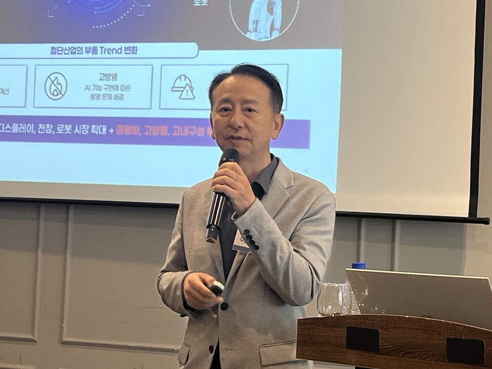 이수권 한라캐스트 사장이 5일 서울 여의도에서 열린 기업설명회에서 커넥티드 디스플레이 시장 확대에 대해 설명하고 있다.사진=한경석 기자
