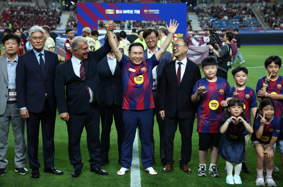 윤홍근 제너시스BBQ그룹 회장(왼쪽에서 5번째)이 지난달 31일 서울월드컵경기장에서 열린 FC바르셀로나 2025 아시아투어 에디션 경기에서 인사하고 있다. 사진=연합뉴스