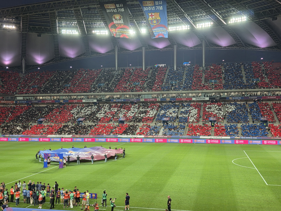 FC바르셀로나 내한경기에서 FC서울과 FC바르셀로나 서포터즈를 포함한 6만여명의 관중이 함께 참여한 ‘아이러브 BBQ(I♡BBQ)’ 대형 카드 섹션이 이뤄지고 있다. 카드섹션 설치에 들어간 모든 비용은 BBQ가 부담했다. 사진=신용수 기자